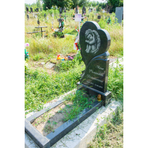 Памятник из гранита в виде сердца ребенку